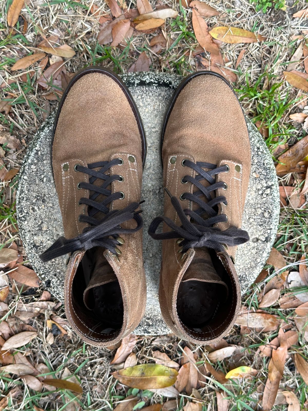 Photo by CopperyFoil on February 4, 2024 of the CopperyFoil Service Boot in Horween Marine Field Roughout.