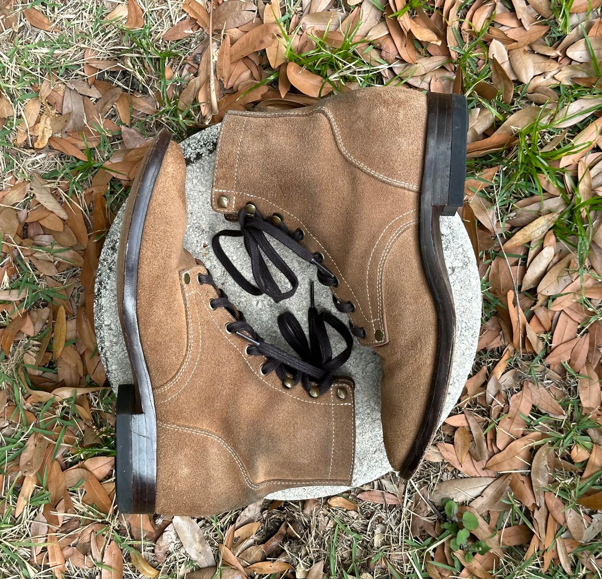 Photo by CopperyFoil on March 5, 2024 of the CopperyFoil Service Boot in Horween Marine Field Roughout.
