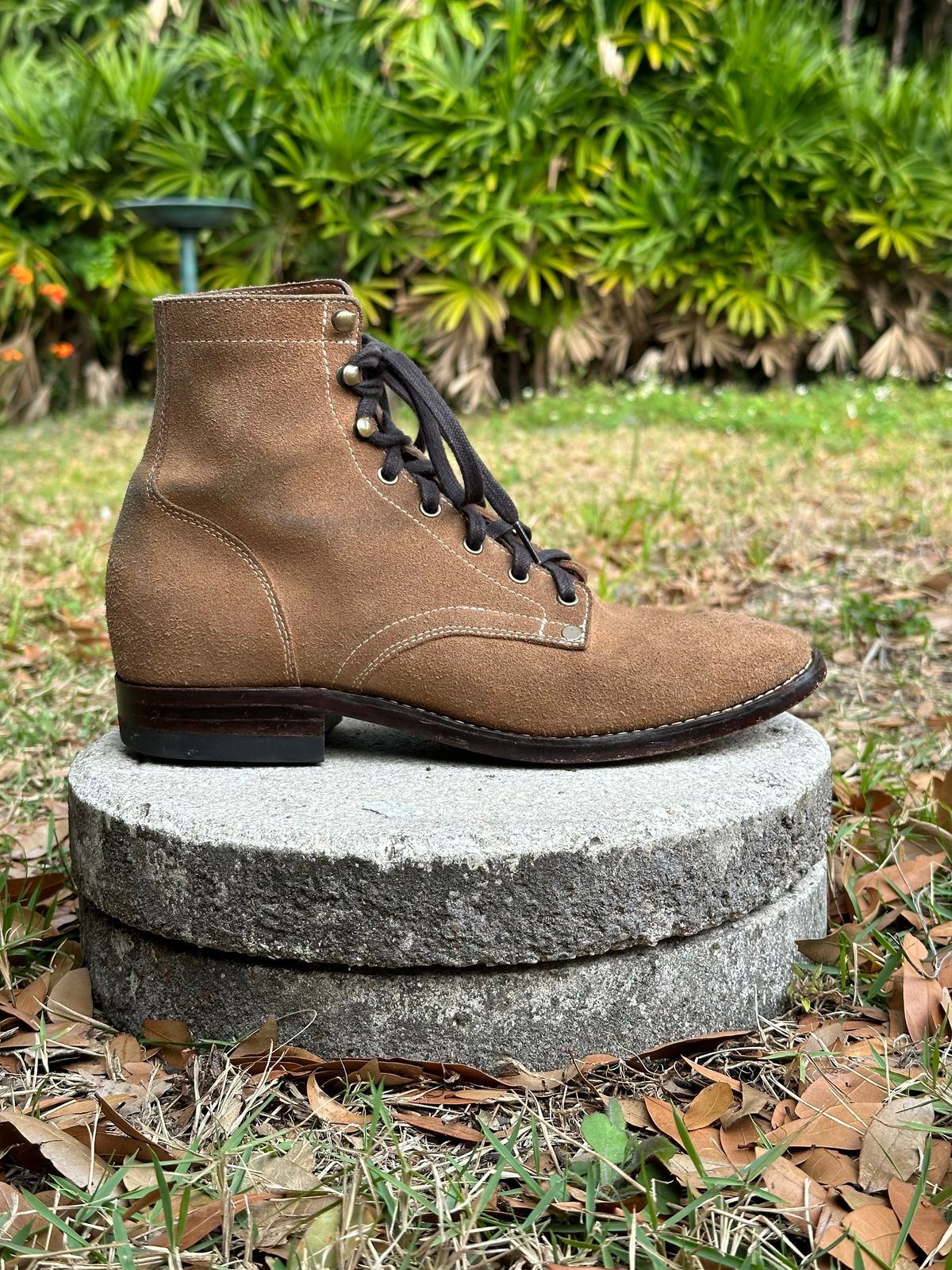 Photo by CopperyFoil on March 5, 2024 of the CopperyFoil Service Boot in Horween Marine Field Roughout.