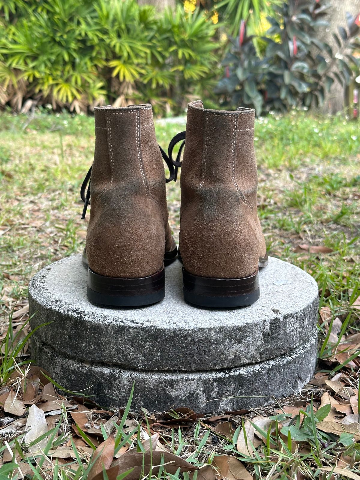 Photo by CopperyFoil on April 5, 2024 of the CopperyFoil Service Boot in Horween Marine Field Roughout.