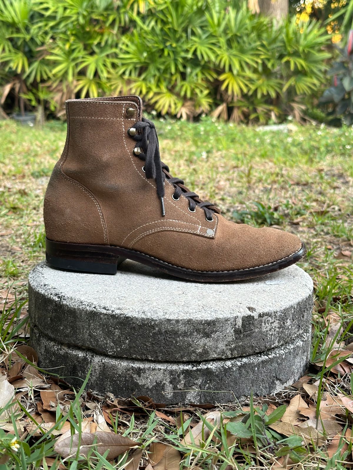 Photo by CopperyFoil on April 5, 2024 of the CopperyFoil Service Boot in Horween Marine Field Roughout.