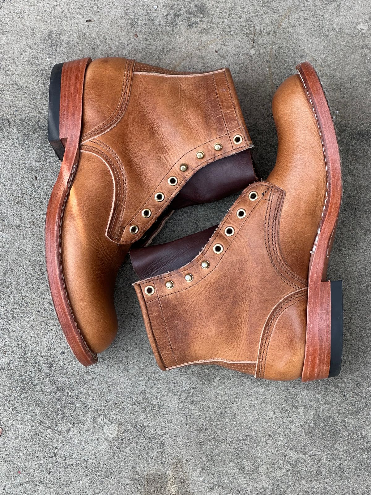Photo by colton2e on December 5, 2023 of the Nicks Robert in Horween Natural Dublin.