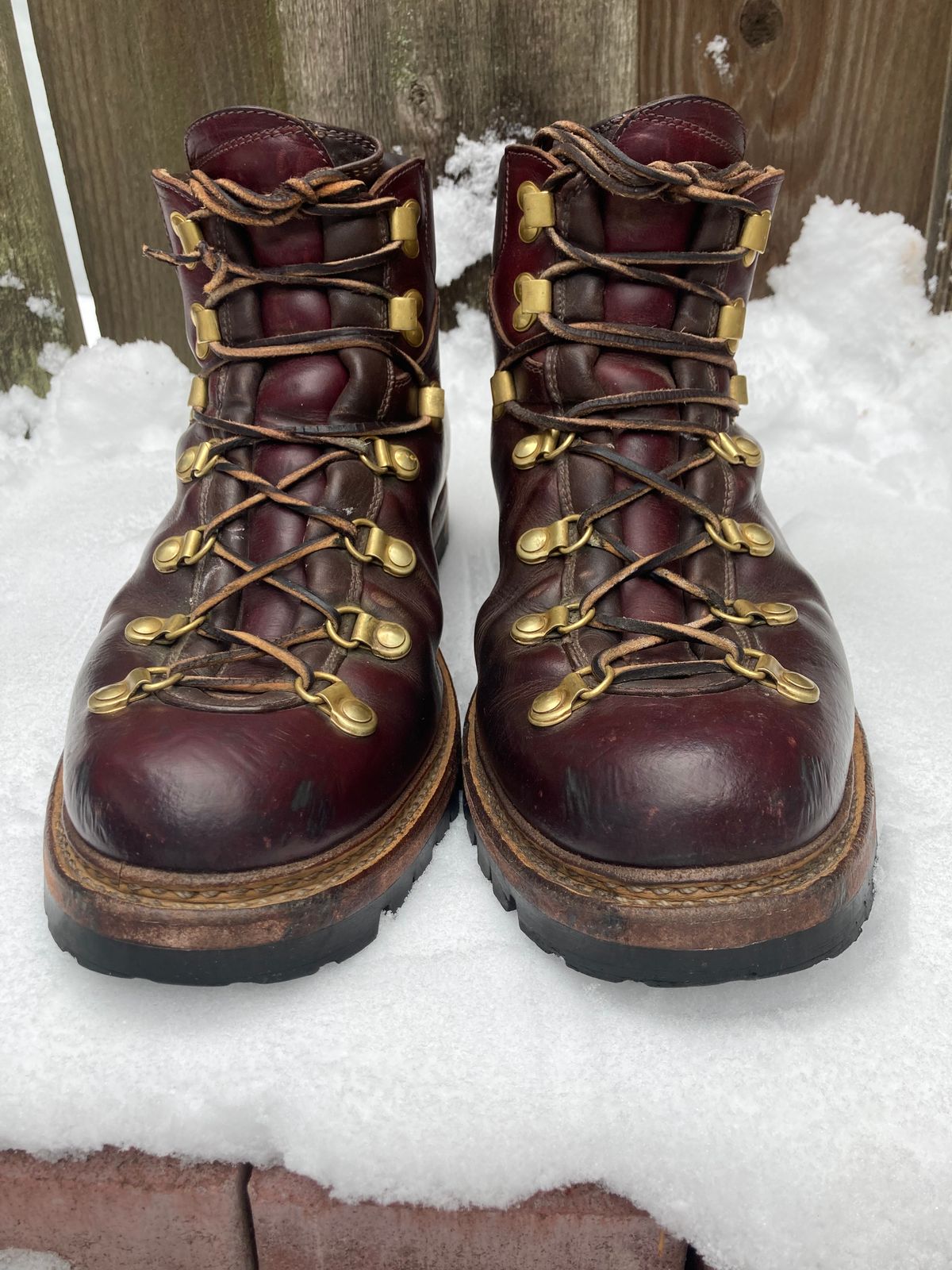 Photo by stgsea on March 1, 2023 of the Sagara Trailmaster in Horween Color 8 Chromexcel.