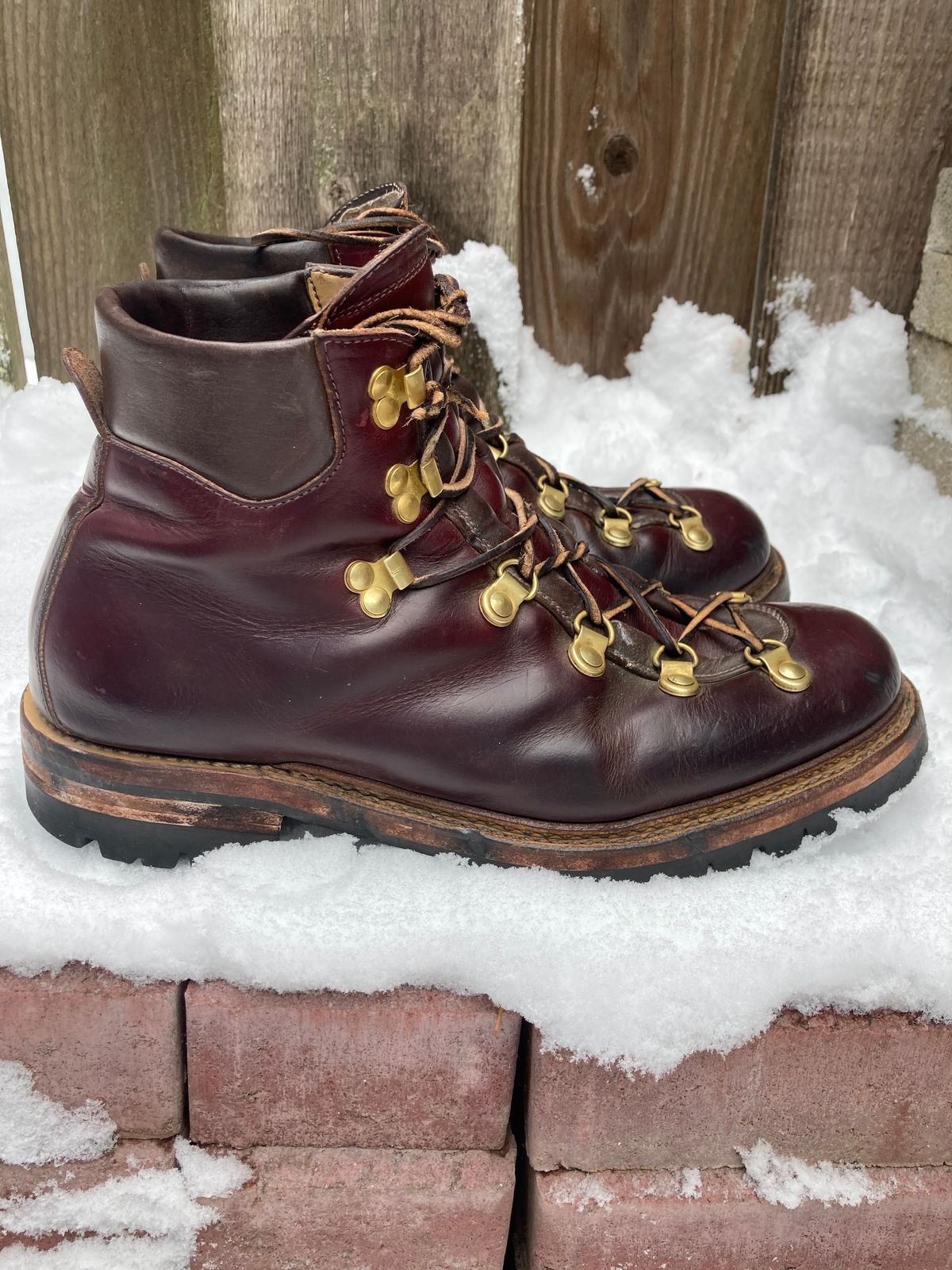 Photo by stgsea on March 1, 2023 of the Sagara Trailmaster in Horween Color 8 Chromexcel.