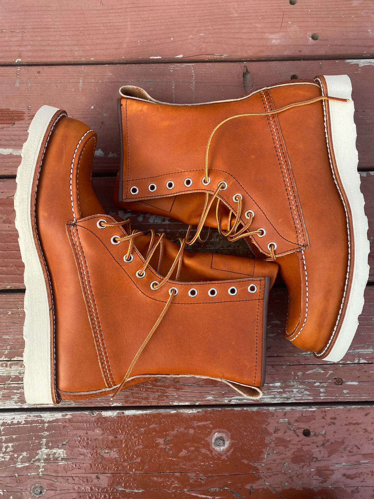 Photo by chosenone23 on October 1, 2022 of the Red Wing 8-Inch Classic Moc in S.B. Foot Oro Legacy.