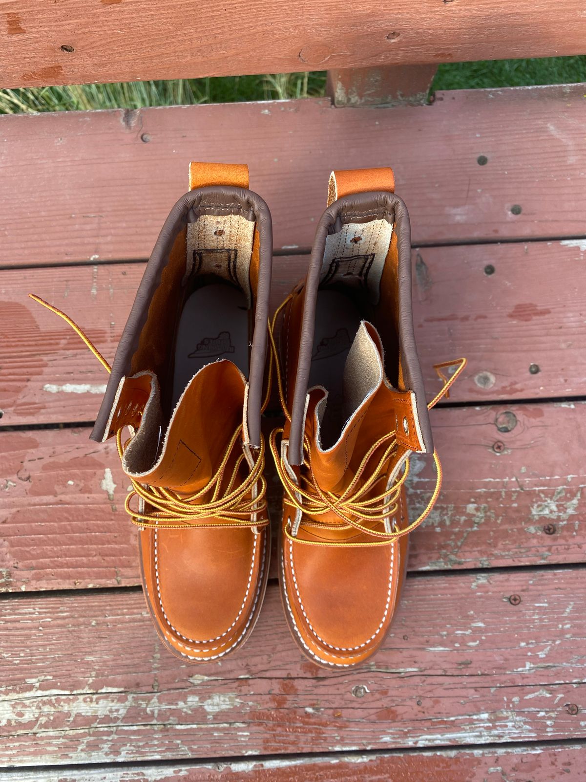 Photo by chosenone23 on October 1, 2022 of the Red Wing 8-Inch Classic Moc in S.B. Foot Oro Legacy.
