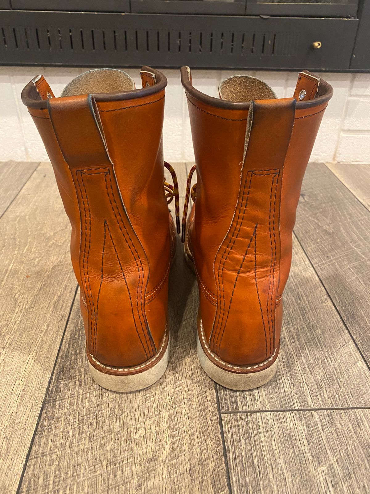 Photo by chosenone23 on February 5, 2023 of the Red Wing 8-Inch Classic Moc in S.B. Foot Oro Legacy.