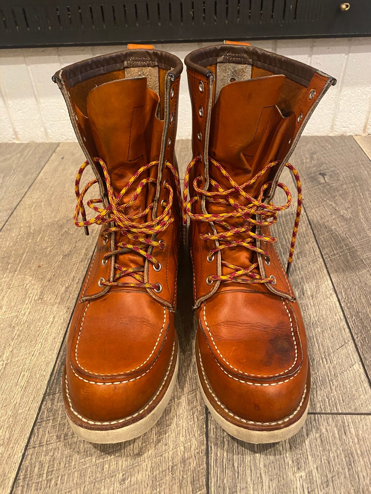 Photo by chosenone23 on February 5, 2023 of the Red Wing 8-Inch Classic Moc in S.B. Foot Oro Legacy.