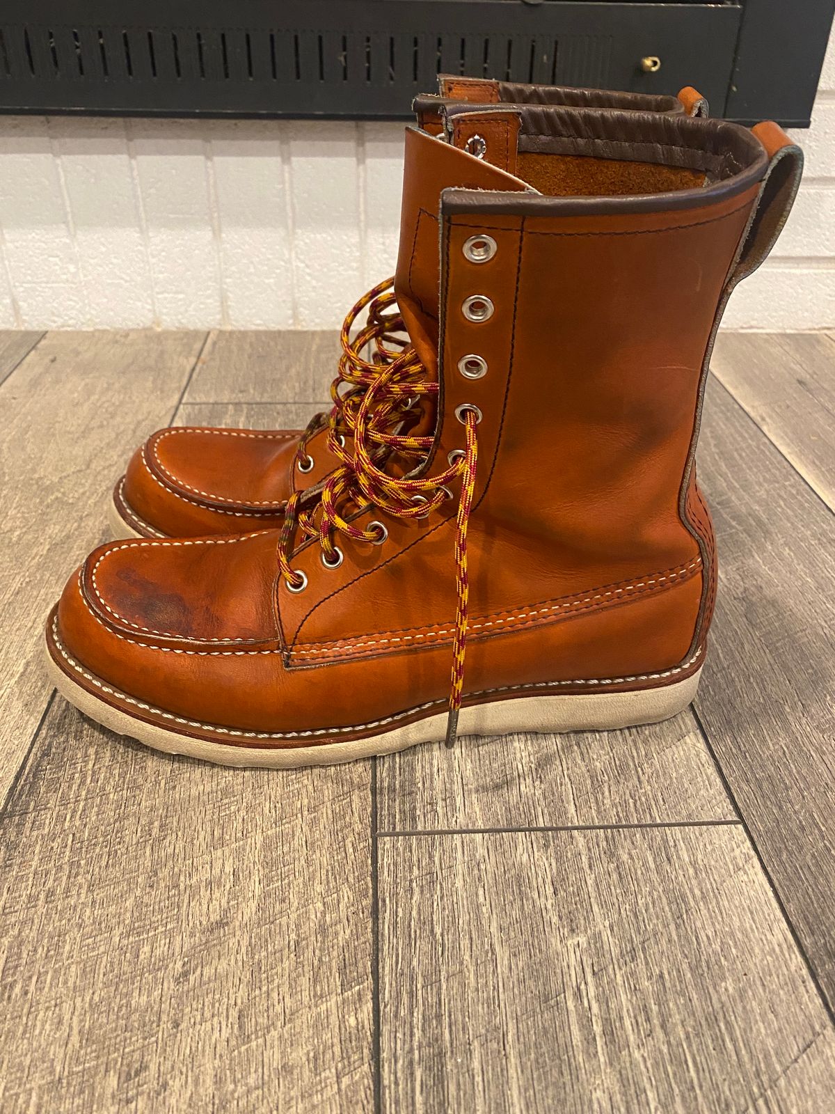 Photo by chosenone23 on February 5, 2023 of the Red Wing 8-Inch Classic Moc in S.B. Foot Oro Legacy.