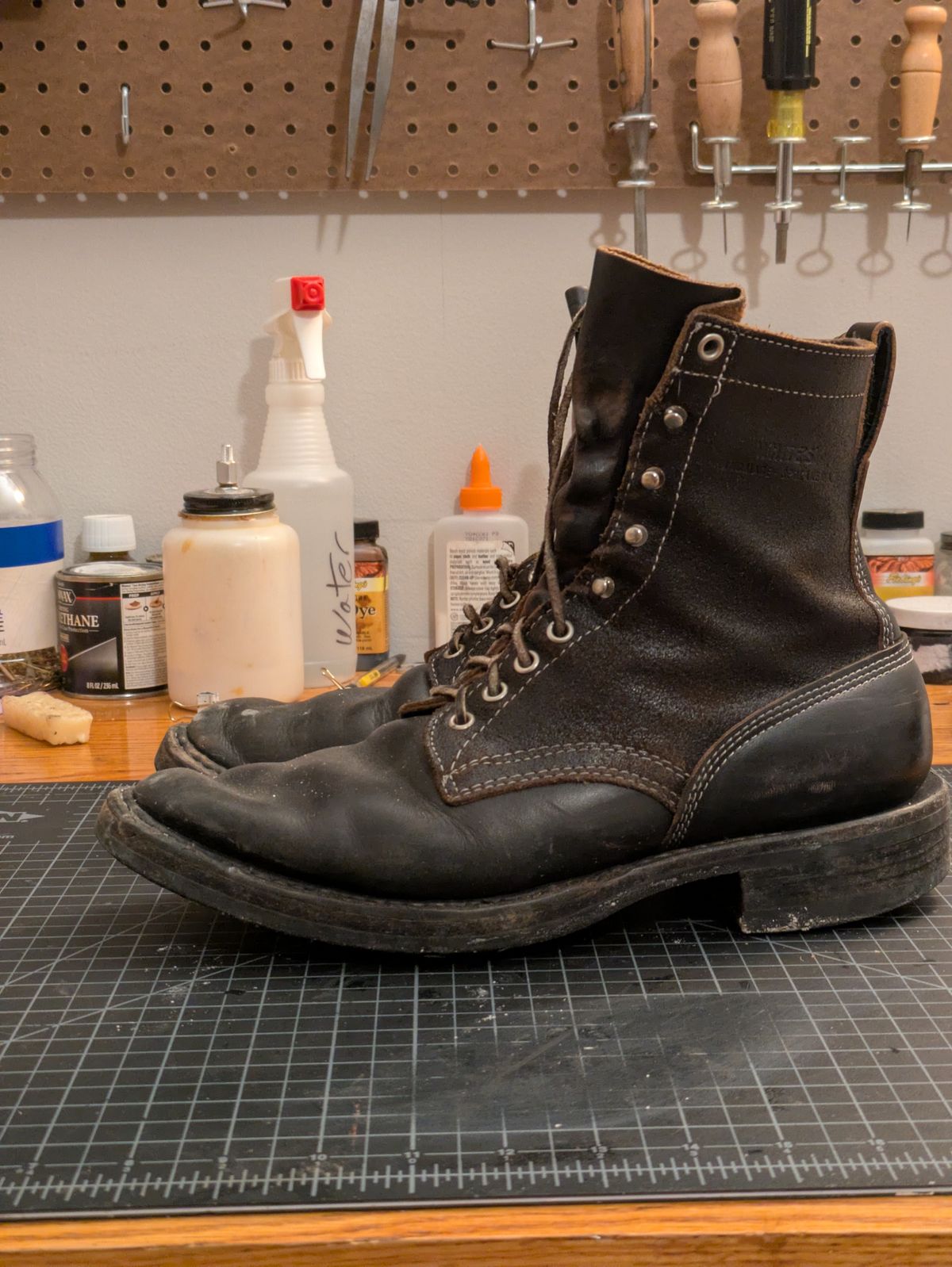 Photo by Monkley on January 6, 2026 of the White's Farmer/Rancher in Horween Black Chromexcel & Horween Black Waxed Flesh.