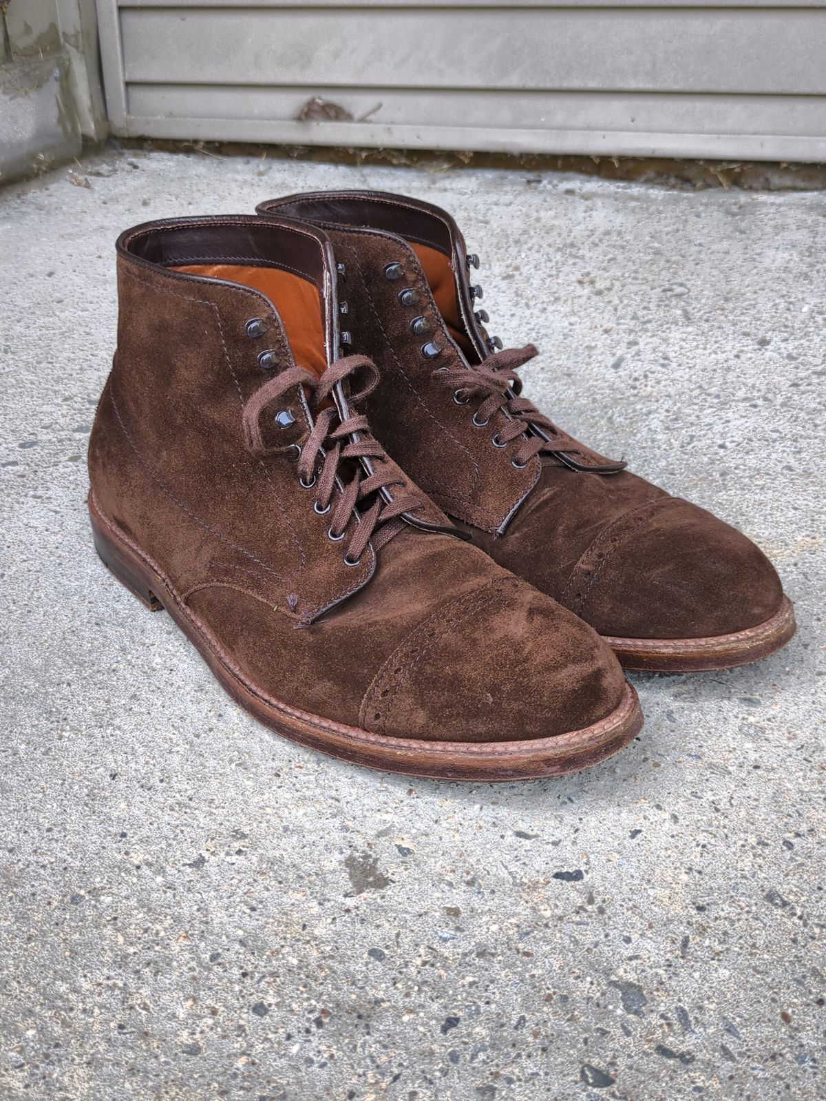 Photo by Monkley on September 13, 2024 of the Alden Jumper Boot in Snuff Suede.