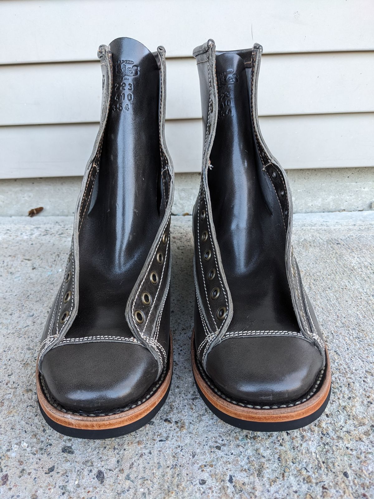 Photo by Monkley on February 3, 2024 of the Willie's Handmade Boots Monkey Boot in Maryam Graphite TPR Horsebutt.