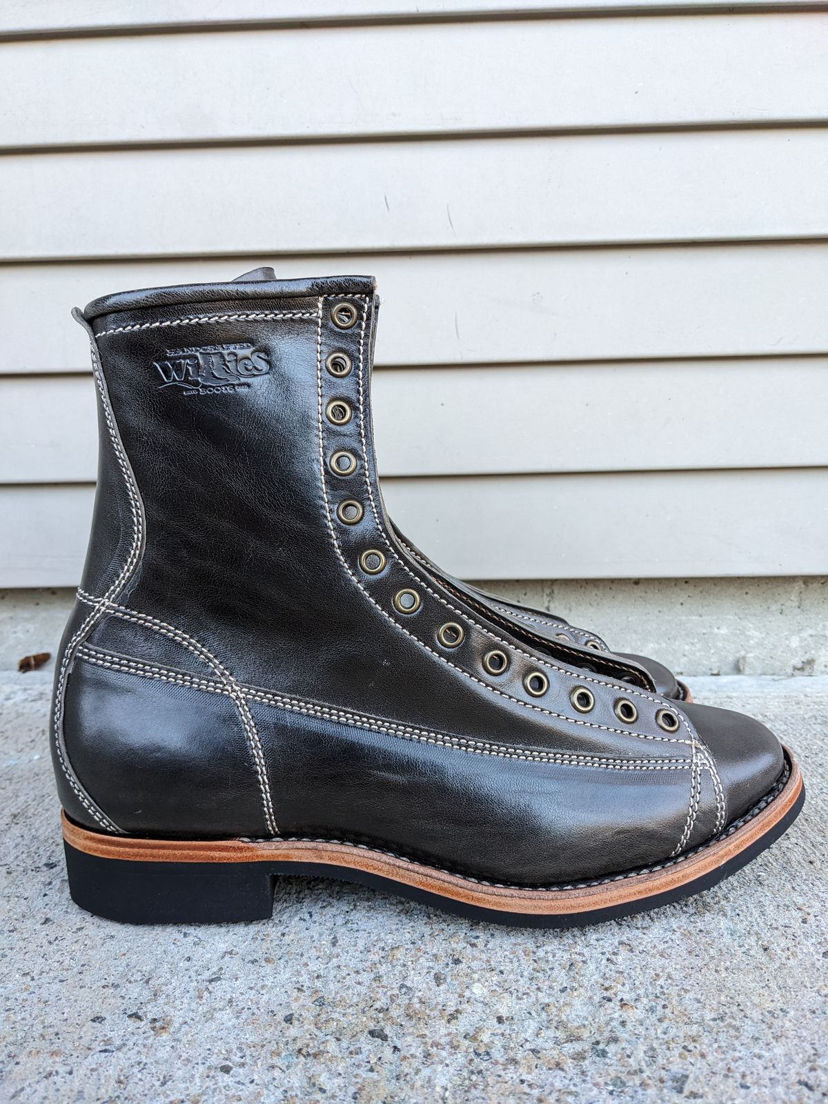 Photo by Monkley on February 3, 2024 of the Willie's Handmade Boots Monkey Boot in Maryam Graphite TPR Horsebutt.
