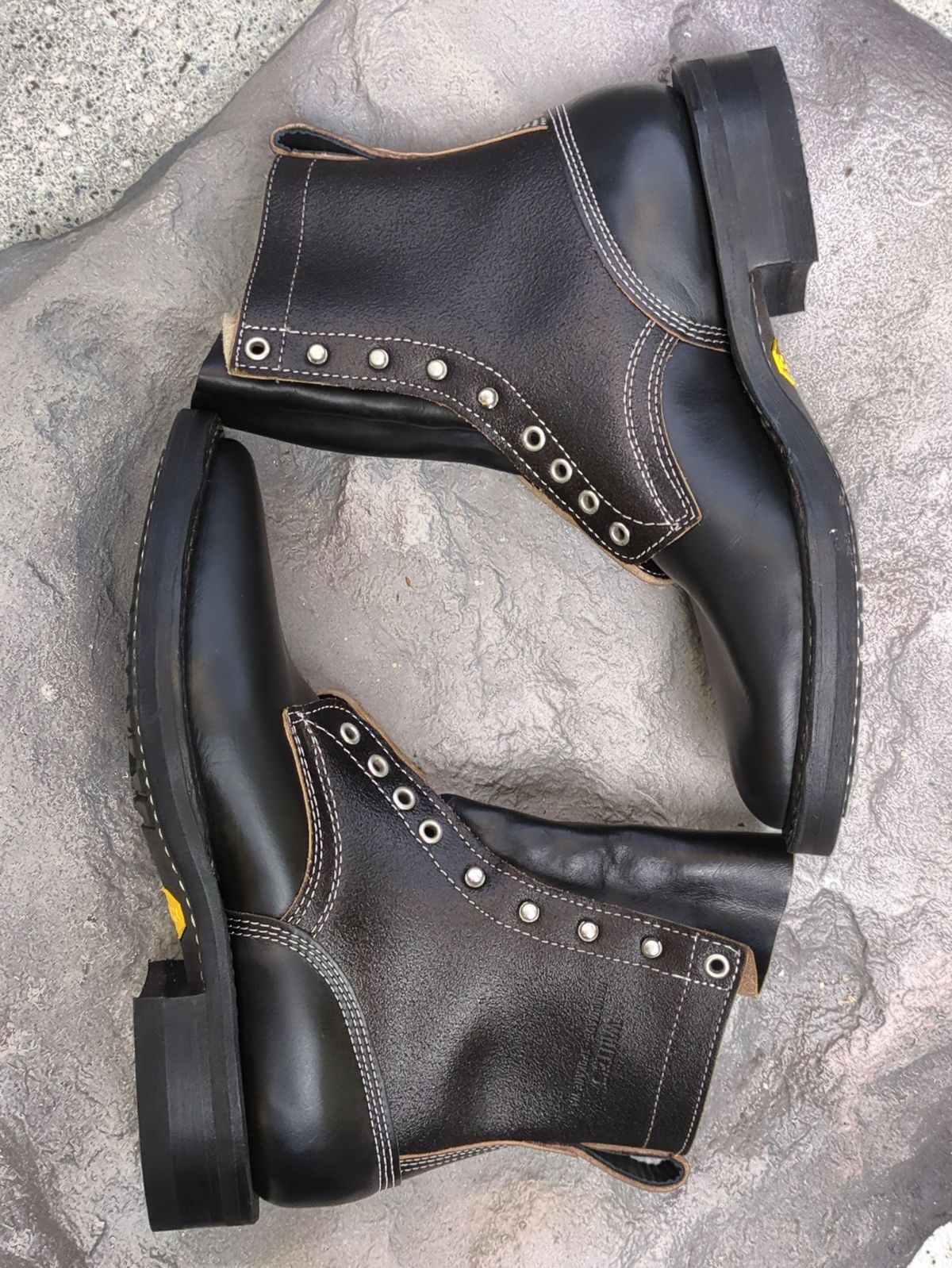Photo by Monkley on October 13, 2024 of the White's 375 in Horween Black Chromexcel Horsehide & Horween Black Waxed Flesh.