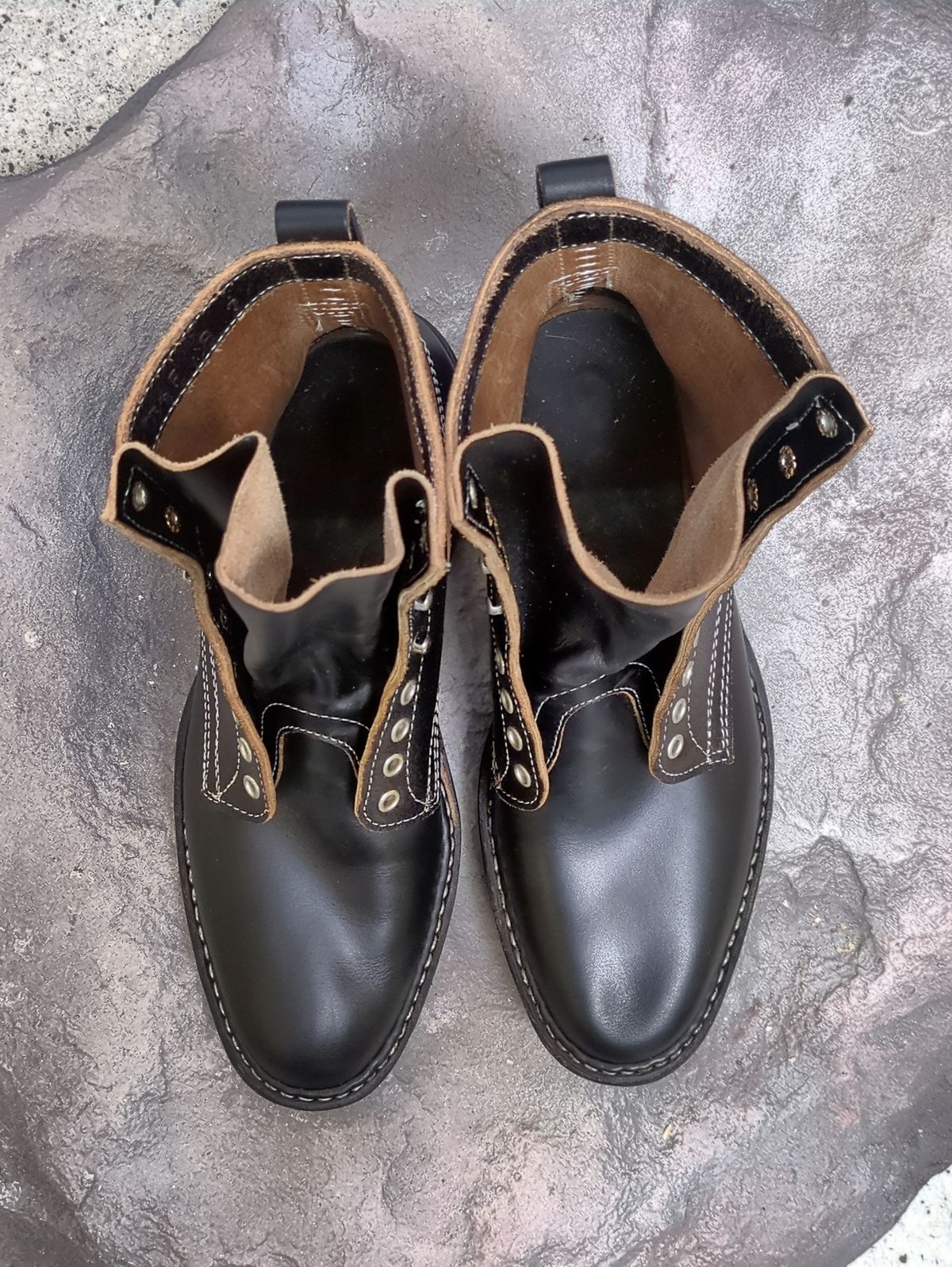 Photo by Monkley on October 13, 2024 of the White's 375 in Horween Black Chromexcel Horsehide & Horween Black Waxed Flesh.