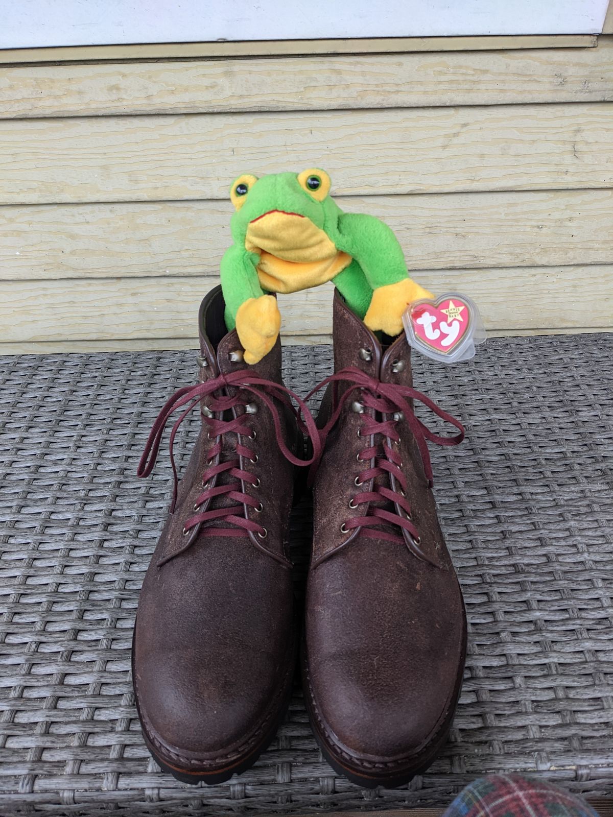 Photo by Monkley on October 1, 2022 of the Allen Edmonds Higgins Mill in Snuff Brown Suede.