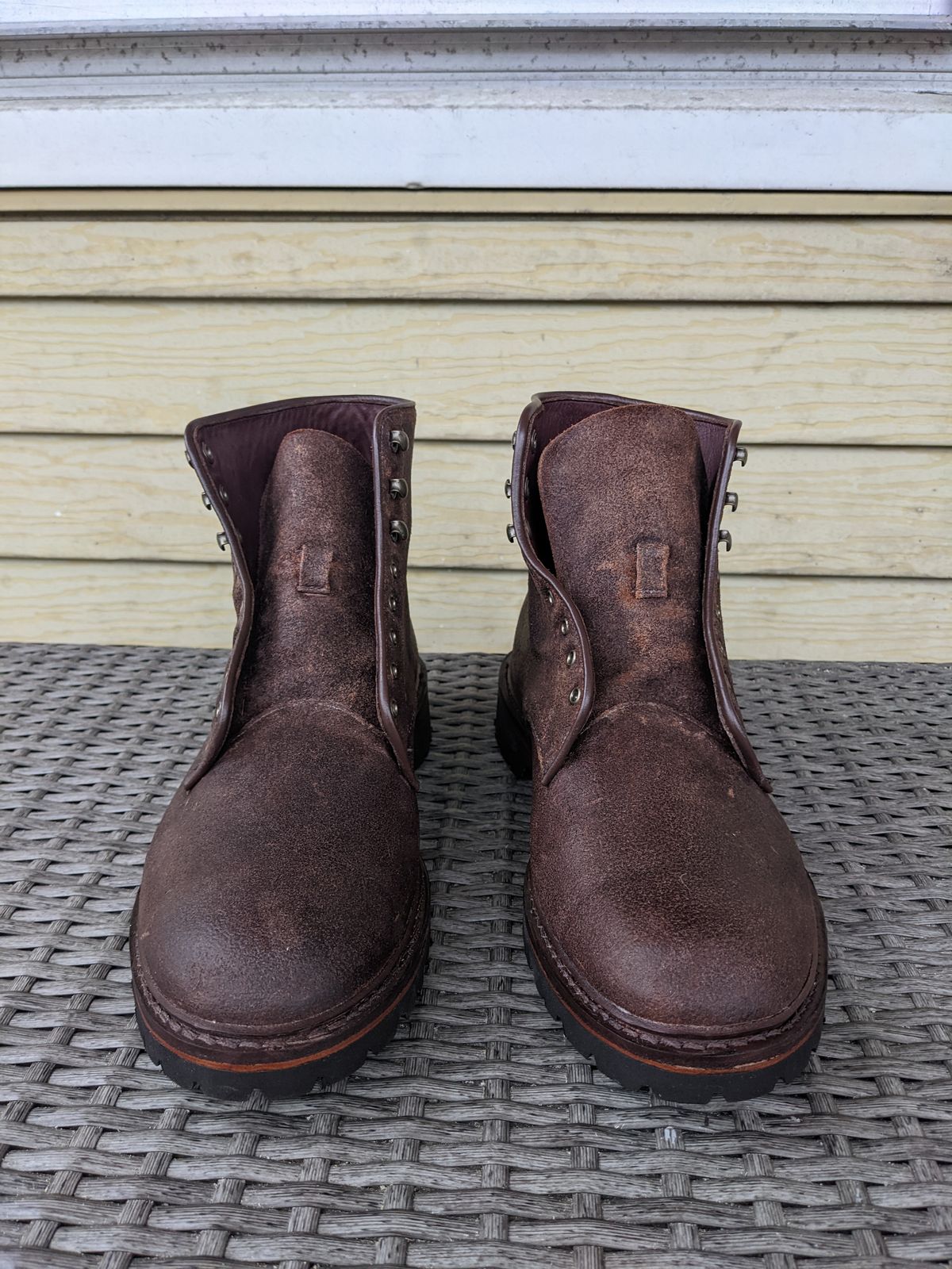 Photo by Monkley on October 1, 2022 of the Allen Edmonds Higgins Mill in Snuff Brown Suede.