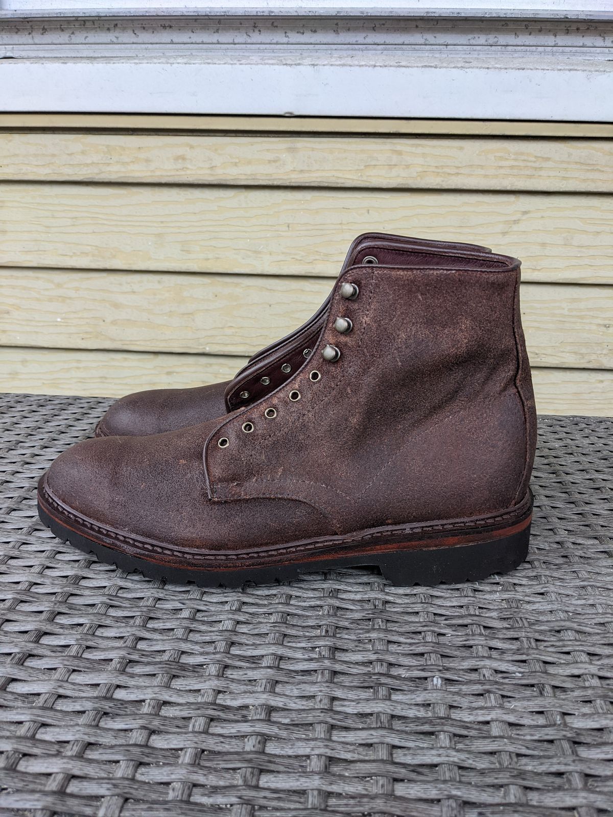 Photo by Monkley on October 1, 2022 of the Allen Edmonds Higgins Mill in Snuff Brown Suede.