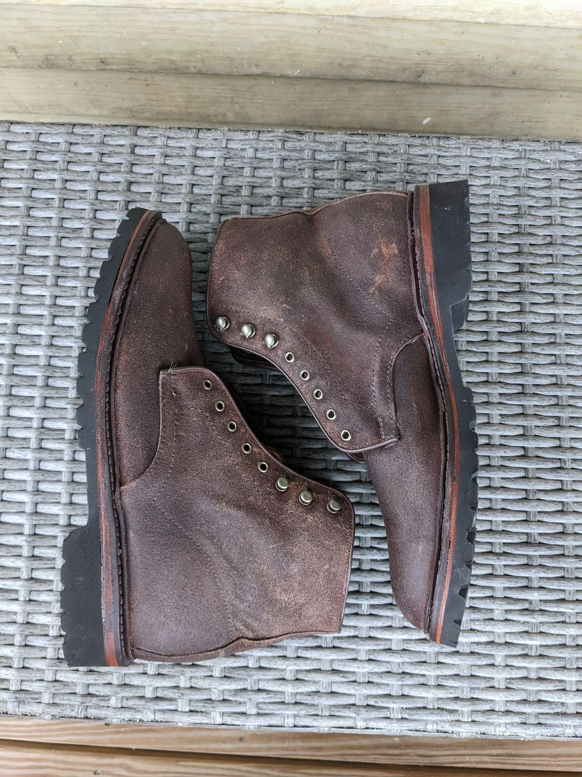 Photo by Monkley on October 1, 2022 of the Allen Edmonds Higgins Mill in Snuff Brown Suede.