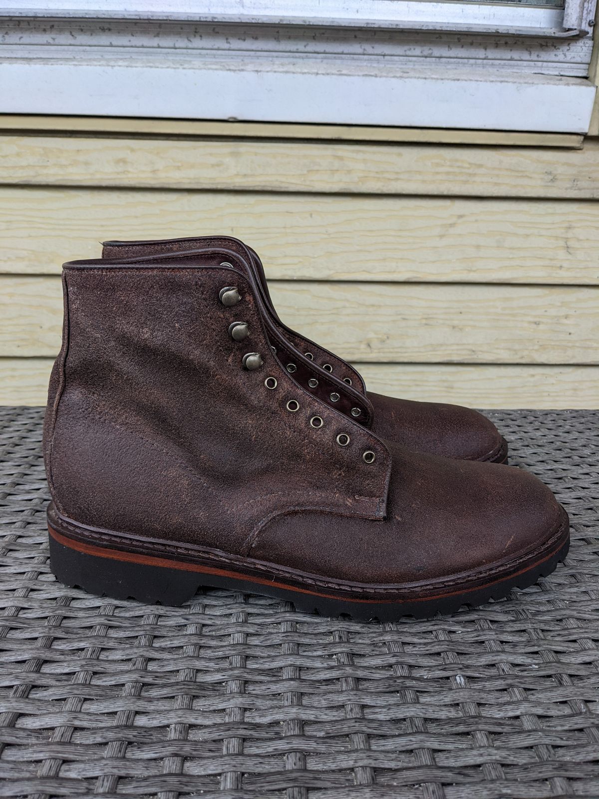 Photo by Monkley on October 1, 2022 of the Allen Edmonds Higgins Mill in Snuff Brown Suede.