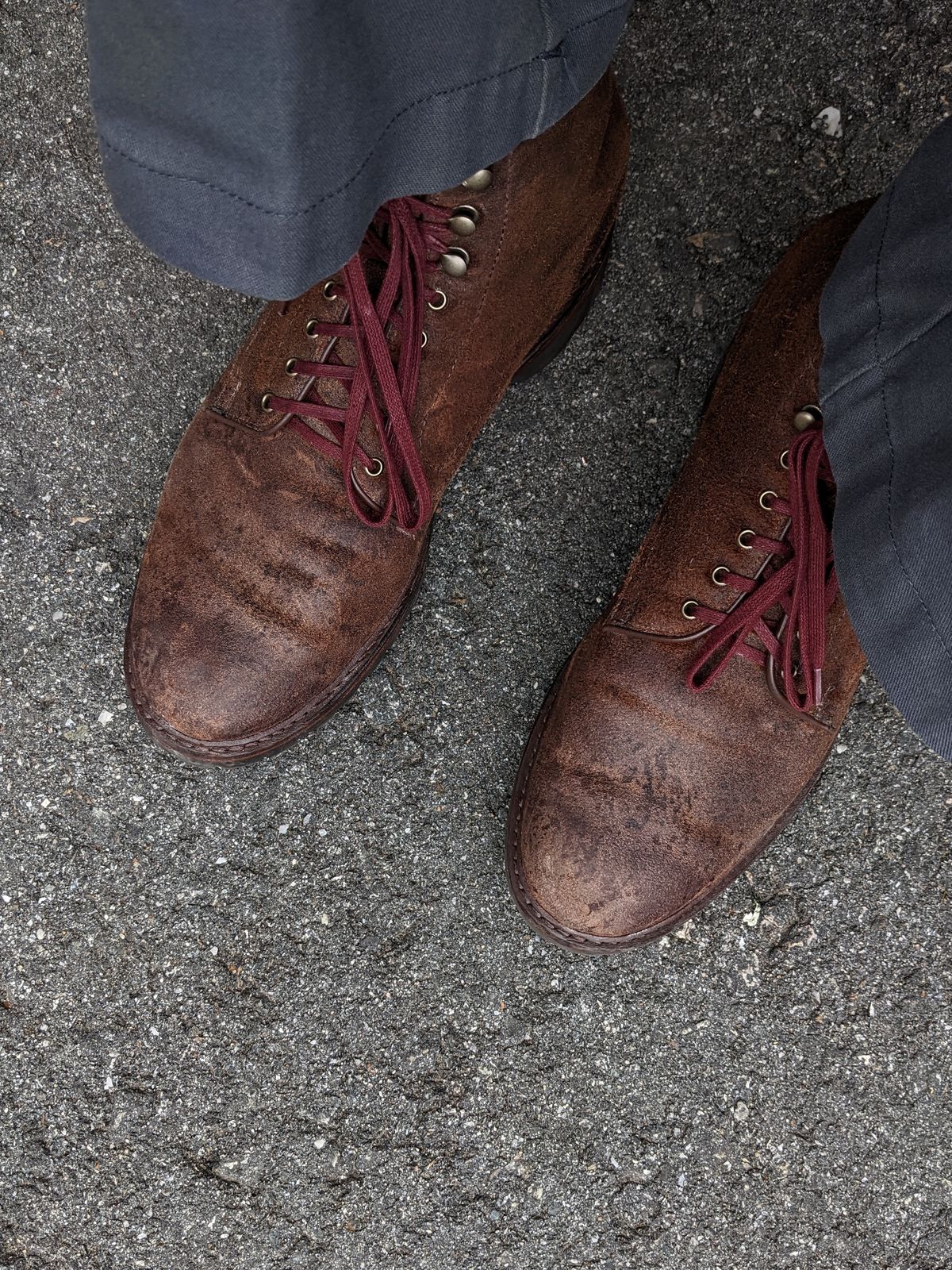 Photo by Monkley on October 4, 2022 of the Allen Edmonds Higgins Mill in Snuff Brown Suede.