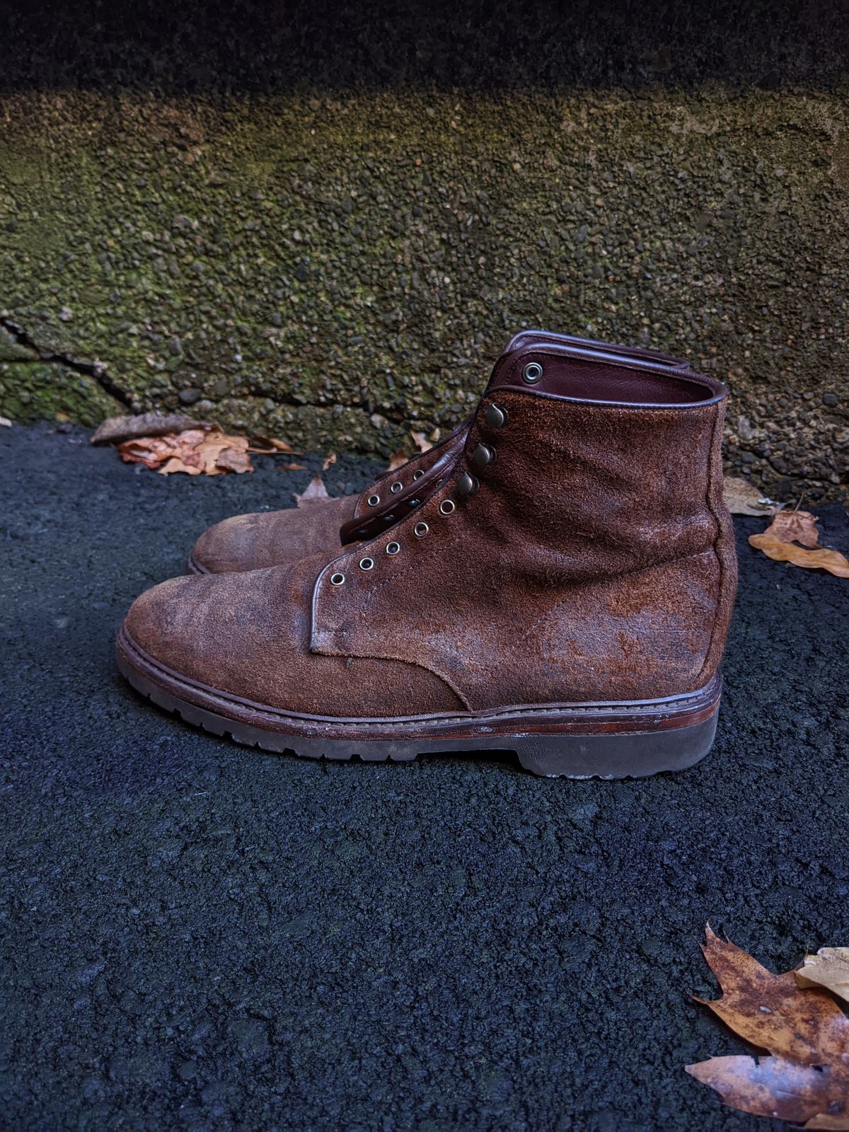 Photo by Monkley on November 3, 2022 of the Allen Edmonds Higgins Mill in Snuff Brown Suede.