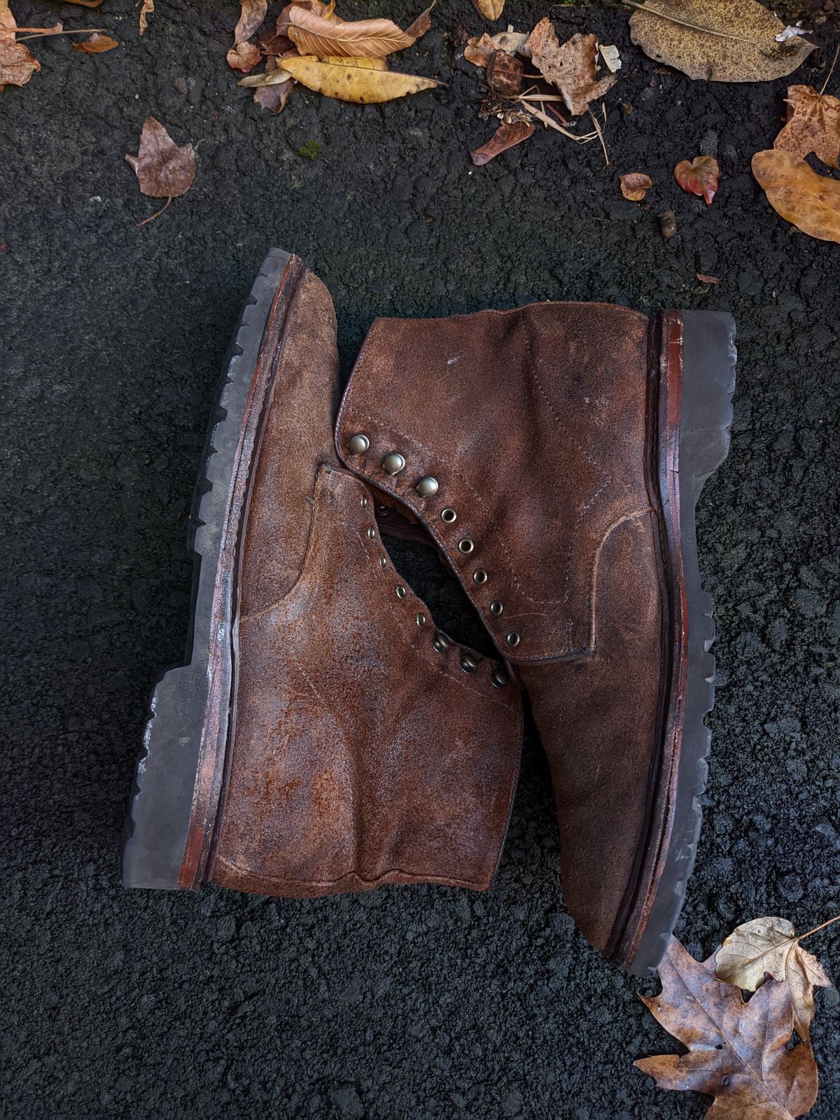 Photo by Monkley on November 3, 2022 of the Allen Edmonds Higgins Mill in Snuff Brown Suede.