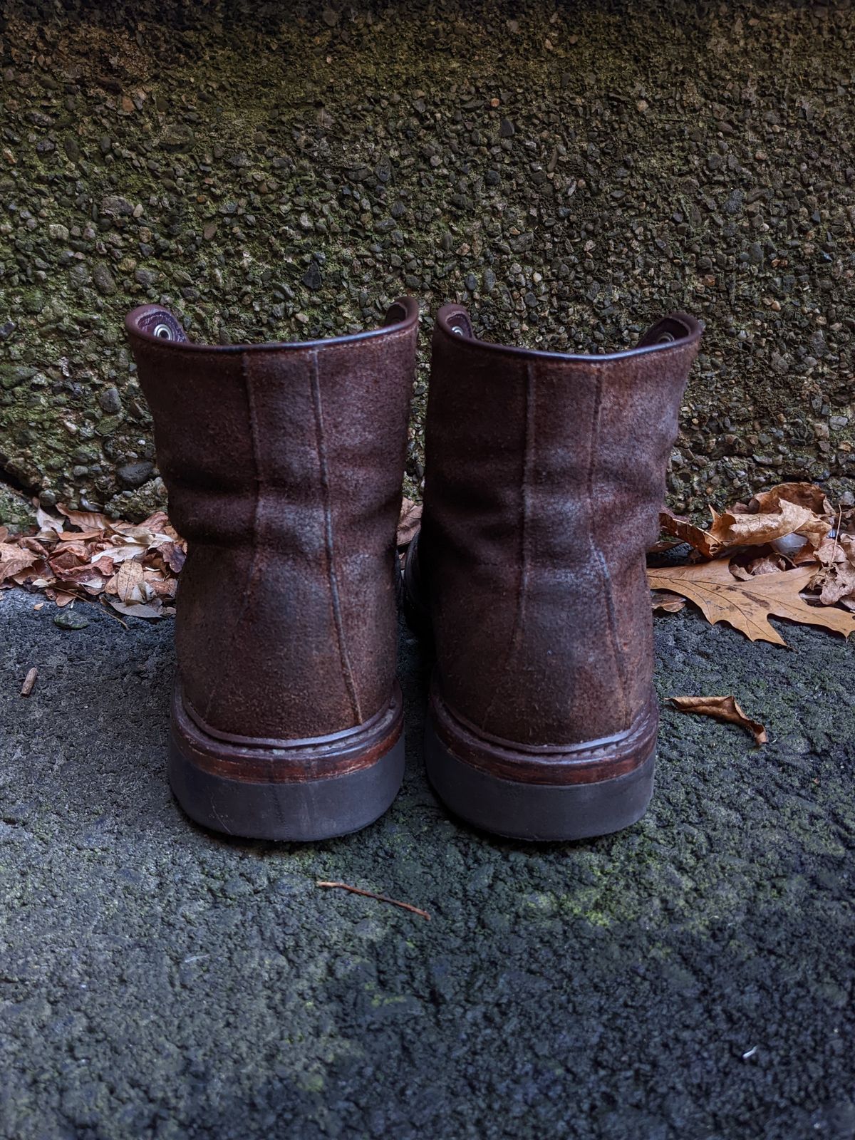 Photo by Monkley on December 5, 2022 of the Allen Edmonds Higgins Mill in Snuff Brown Suede.