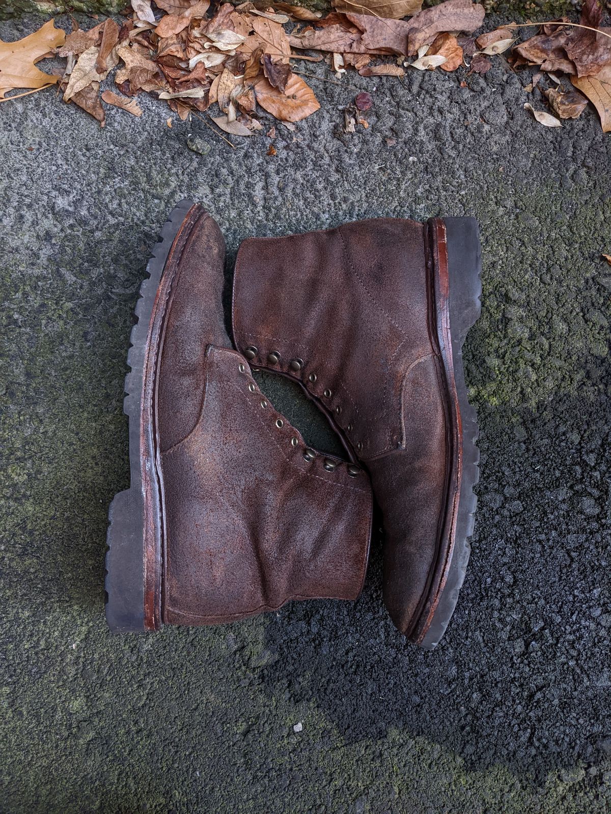 Photo by Monkley on December 5, 2022 of the Allen Edmonds Higgins Mill in Snuff Brown Suede.