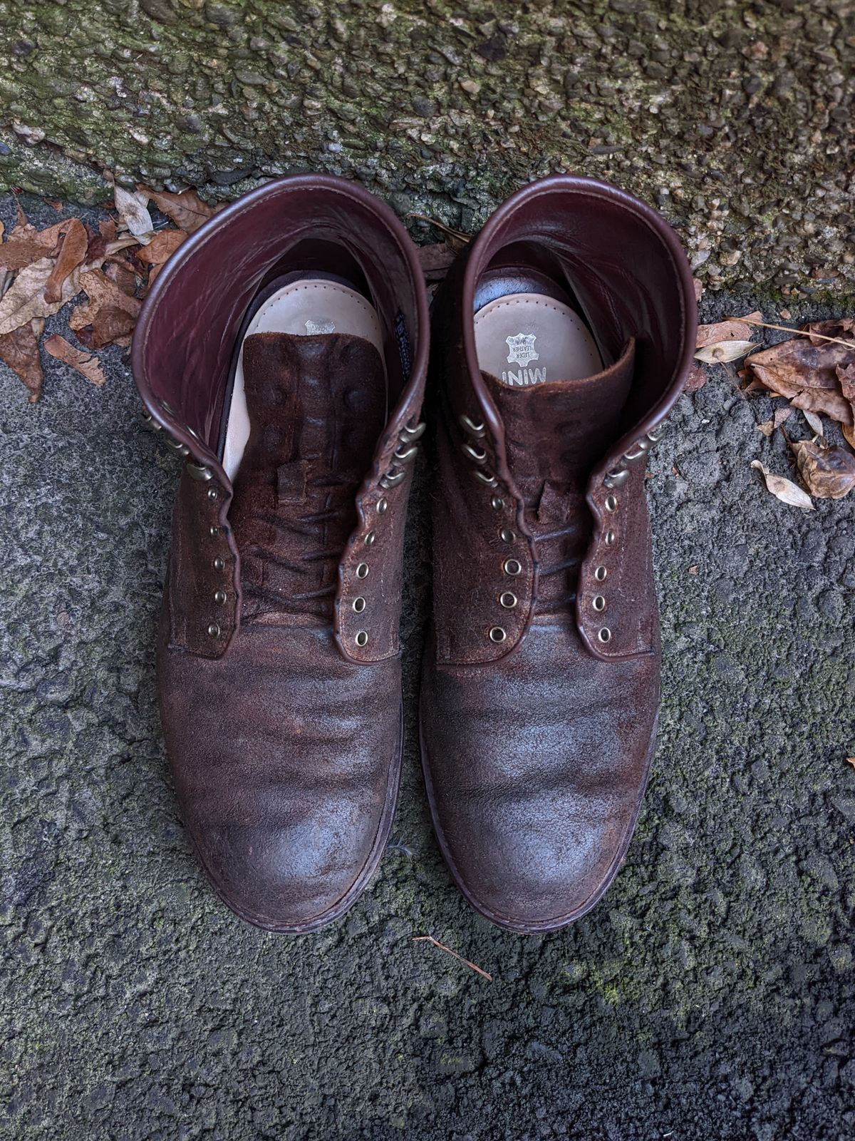 Photo by Monkley on December 5, 2022 of the Allen Edmonds Higgins Mill in Snuff Brown Suede.