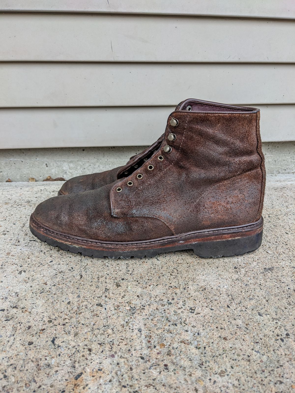Photo by Monkley on January 4, 2023 of the Allen Edmonds Higgins Mill in Snuff Brown Suede.