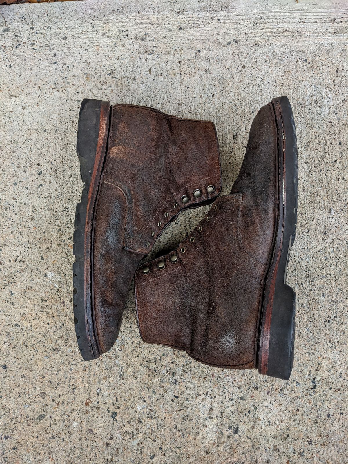 Photo by Monkley on January 4, 2023 of the Allen Edmonds Higgins Mill in Snuff Brown Suede.