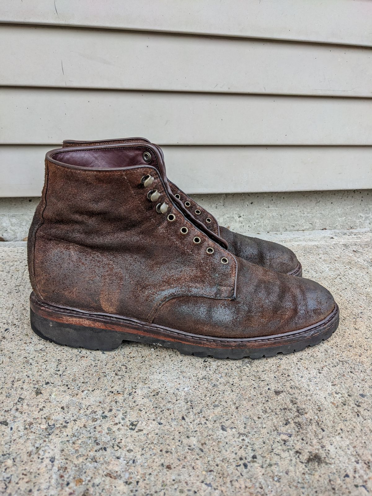Photo by Monkley on January 4, 2023 of the Allen Edmonds Higgins Mill in Snuff Brown Suede.