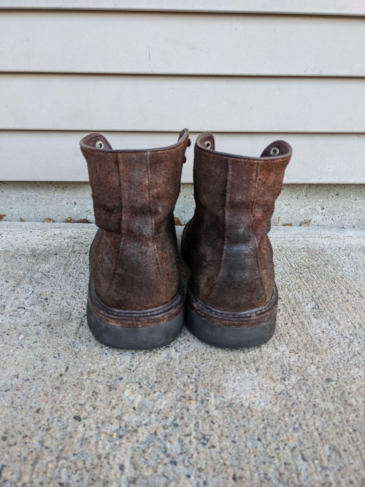 Photo by Monkley on February 3, 2023 of the Allen Edmonds Higgins Mill in Snuff Brown Suede.
