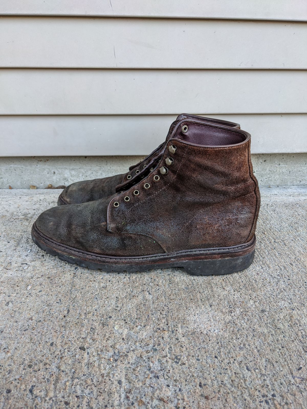 Photo by Monkley on February 3, 2023 of the Allen Edmonds Higgins Mill in Snuff Brown Suede.