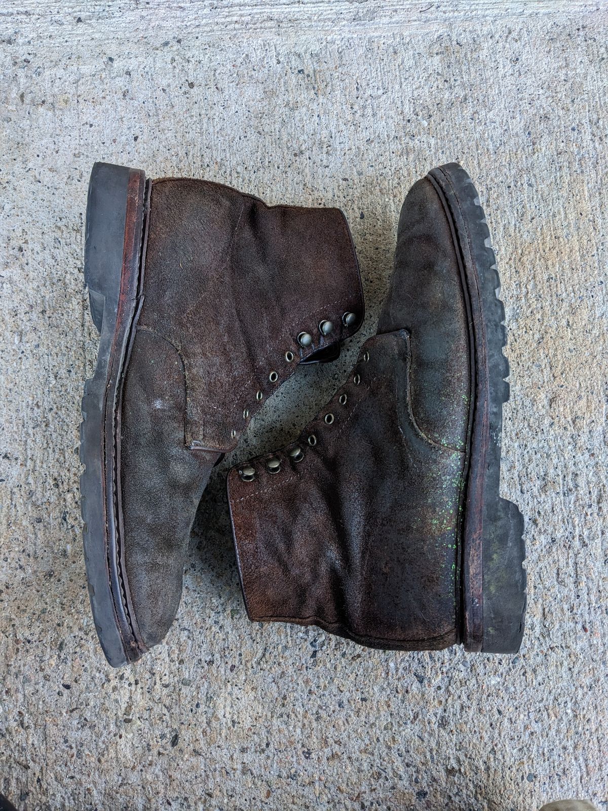 Photo by Monkley on February 3, 2023 of the Allen Edmonds Higgins Mill in Snuff Brown Suede.
