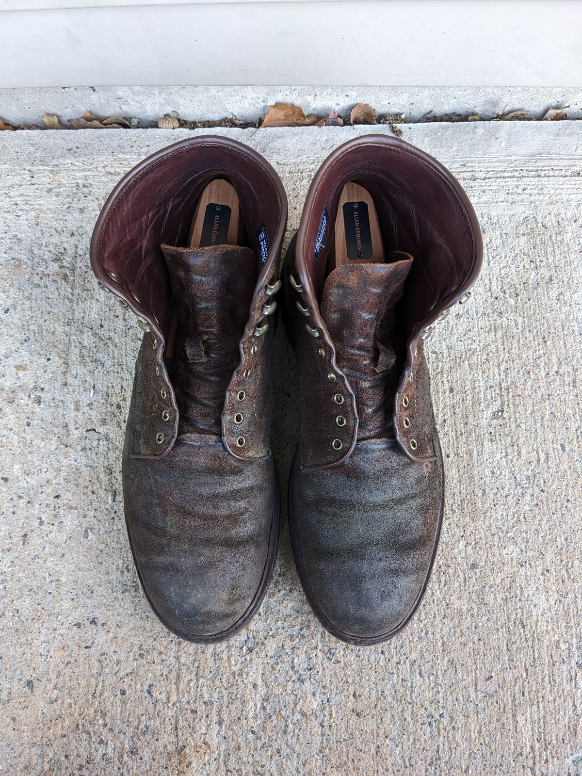 Photo by Monkley on February 3, 2023 of the Allen Edmonds Higgins Mill in Snuff Brown Suede.