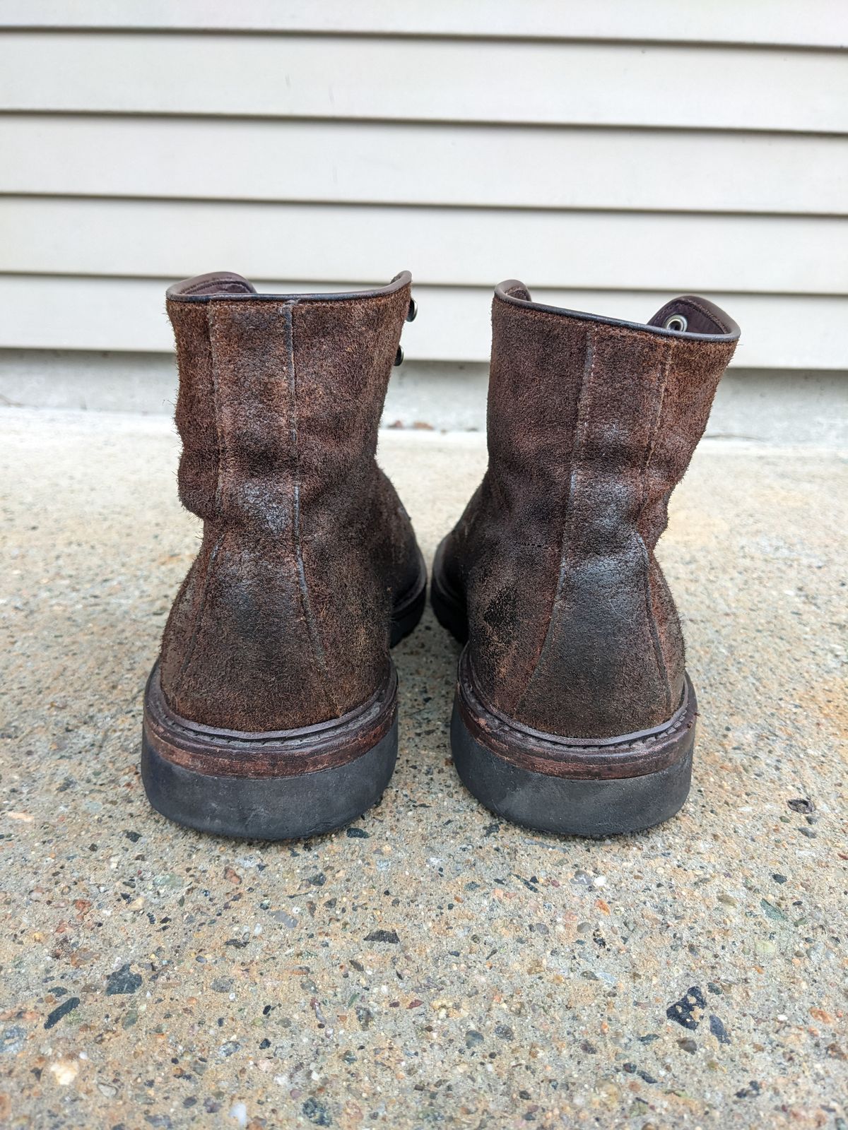 Photo by Monkley on March 5, 2023 of the Allen Edmonds Higgins Mill in Snuff Brown Suede.