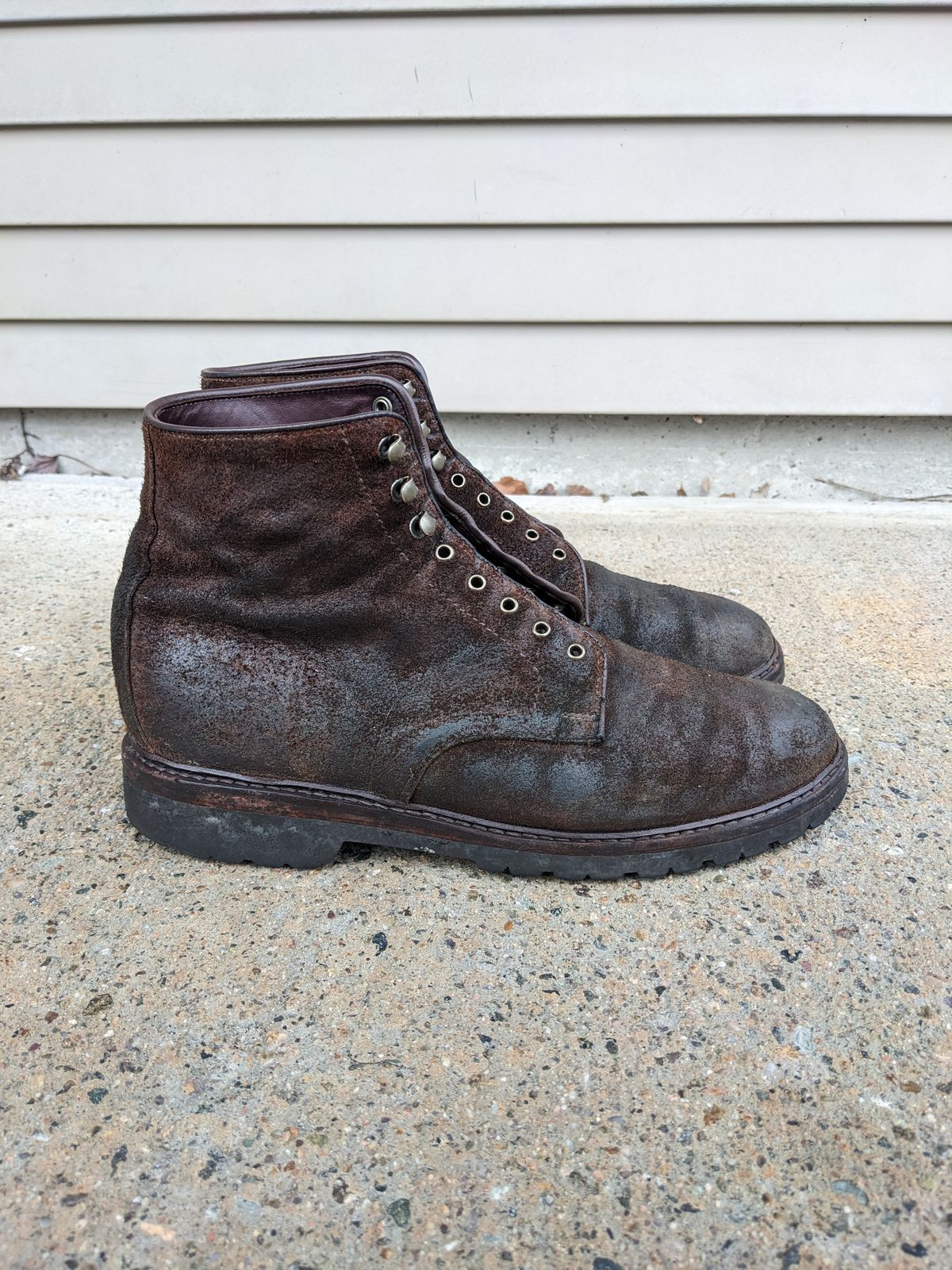 Photo by Monkley on March 5, 2023 of the Allen Edmonds Higgins Mill in Snuff Brown Suede.