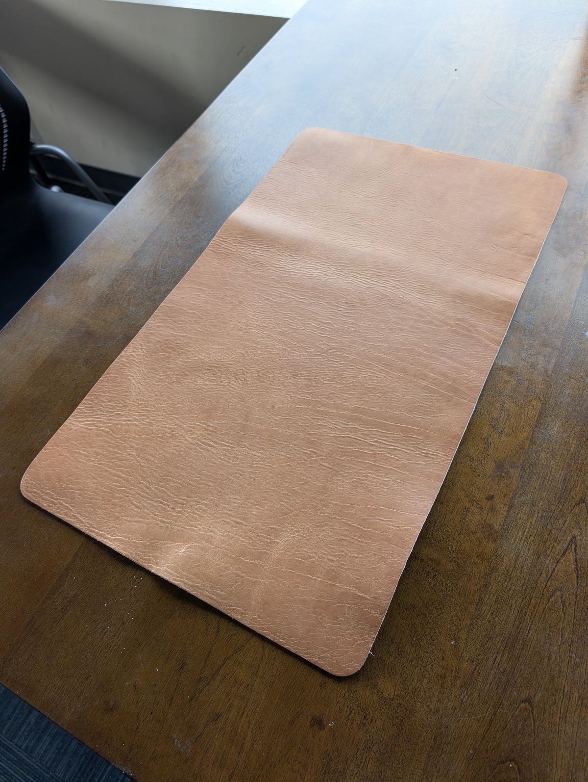Photo by stoicsasquatch on October 1, 2025 of the Nicks Desk mat in Horween Light Natural Dublin.