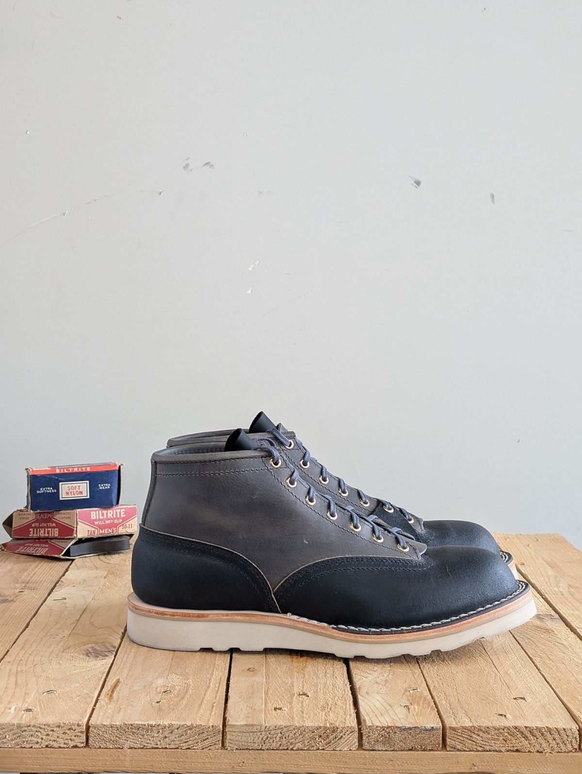 Photo by stoicsasquatch on November 5, 2025 of the Nicks x Stitchdown Prototype in Horween cypress light Gray & Horween Pacific Waxed Flesh.