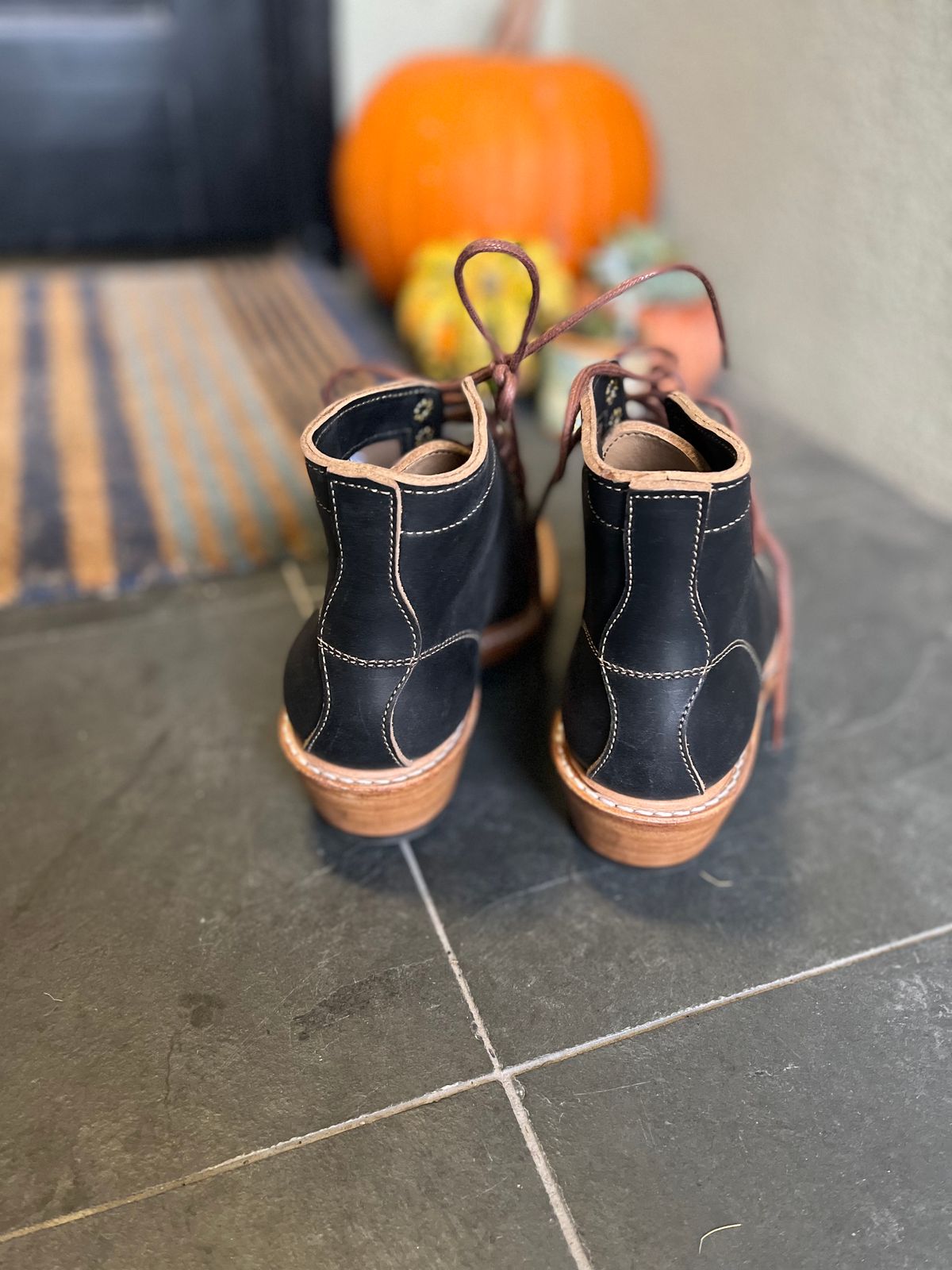Photo by ellieberk on October 5, 2022 of the Truman Unlisted Model in Horween Black Teacore Chromexcel.
