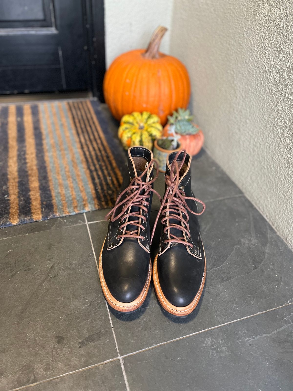 Photo by ellieberk on October 5, 2022 of the Truman Unlisted Model in Horween Black Teacore Chromexcel.