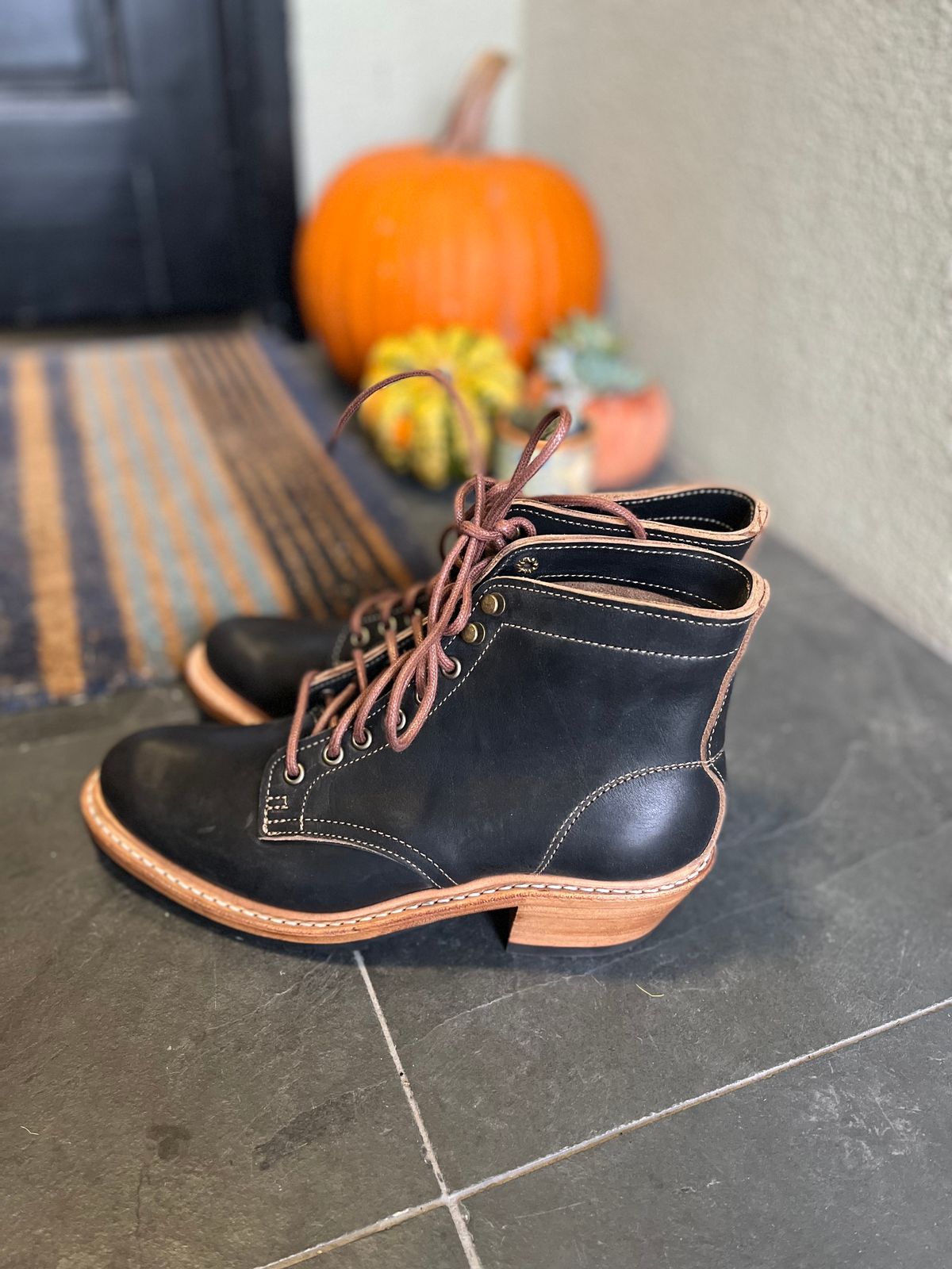 Photo by ellieberk on October 5, 2022 of the Truman Unlisted Model in Horween Black Teacore Chromexcel.