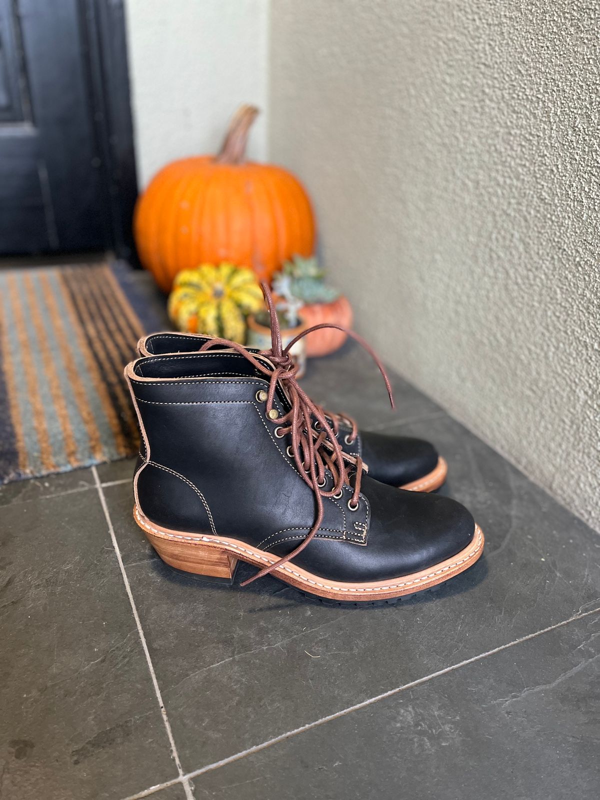 Photo by ellieberk on October 5, 2022 of the Truman Unlisted Model in Horween Black Teacore Chromexcel.