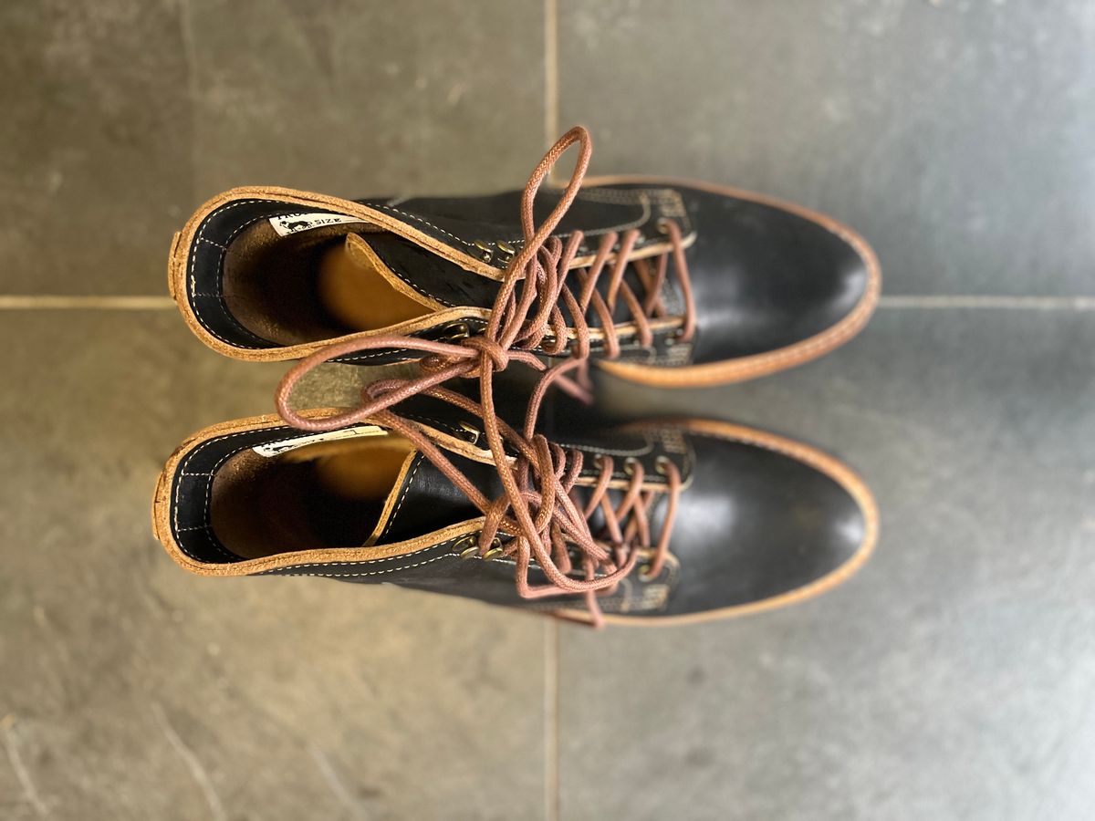 Photo by ellieberk on October 5, 2022 of the Truman Unlisted Model in Horween Black Teacore Chromexcel.