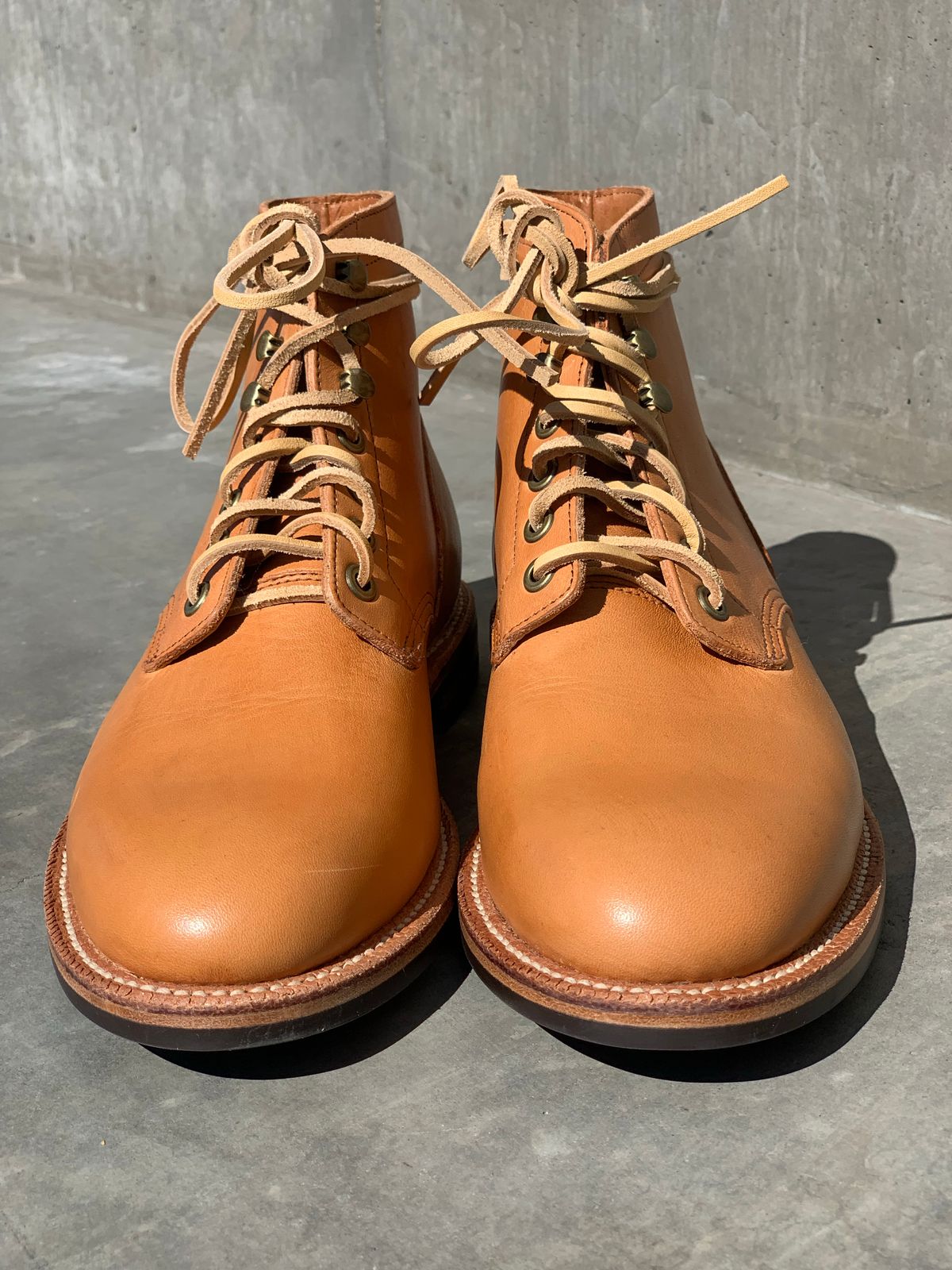Photo by RobertBootmann on October 4, 2022 of the Grant Stone Diesel Boot in Horween English Tan Essex.