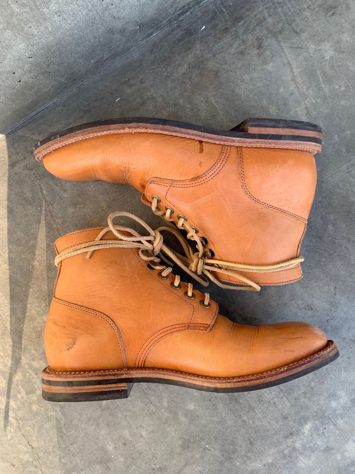 Photo by RobertBootmann on January 4, 2023 of the Grant Stone Diesel Boot in Horween English Tan Essex.
