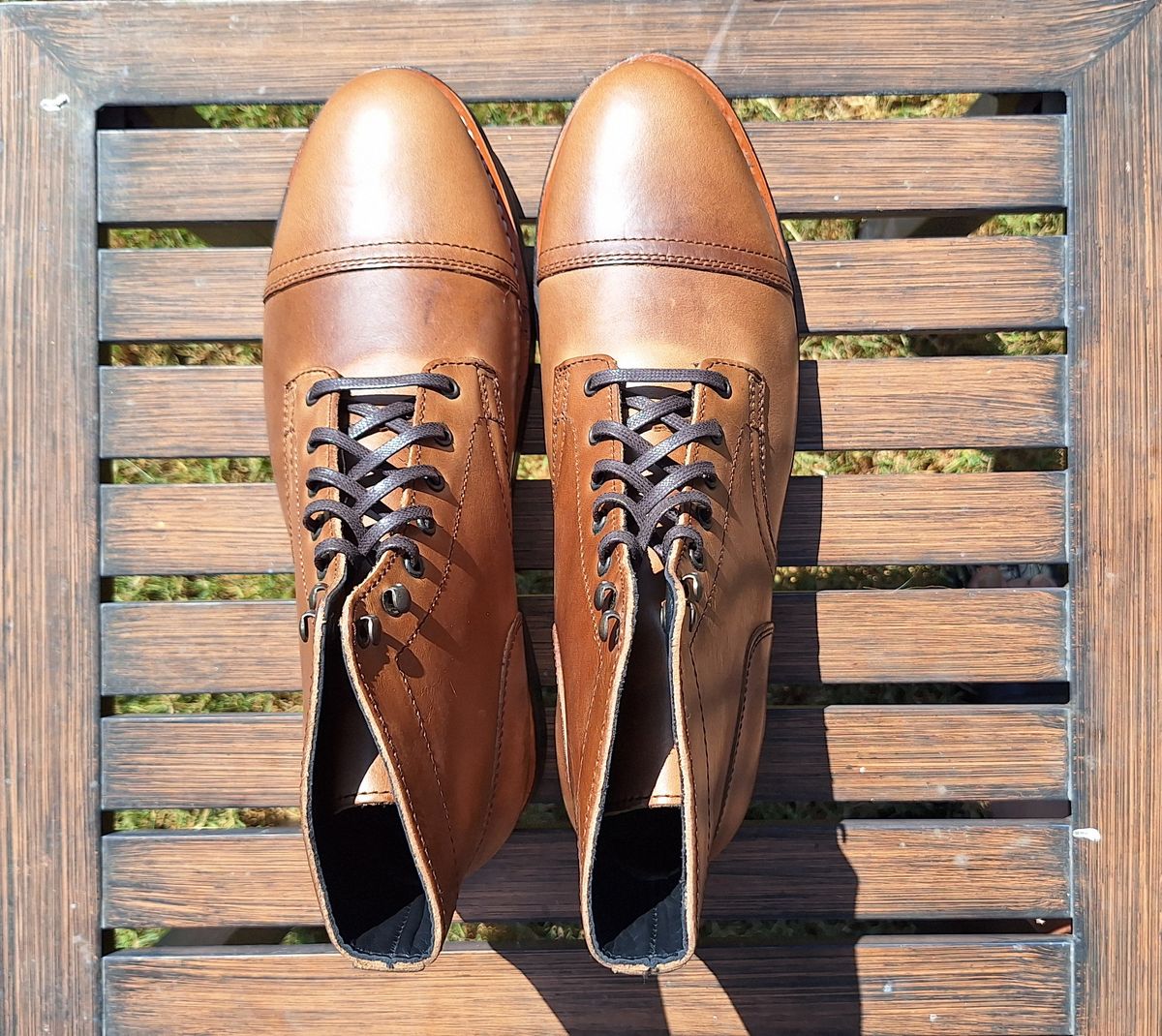 Photo by brypadilla on October 3, 2024 of the Thursday Captain in Horween Natural Chromexcel.