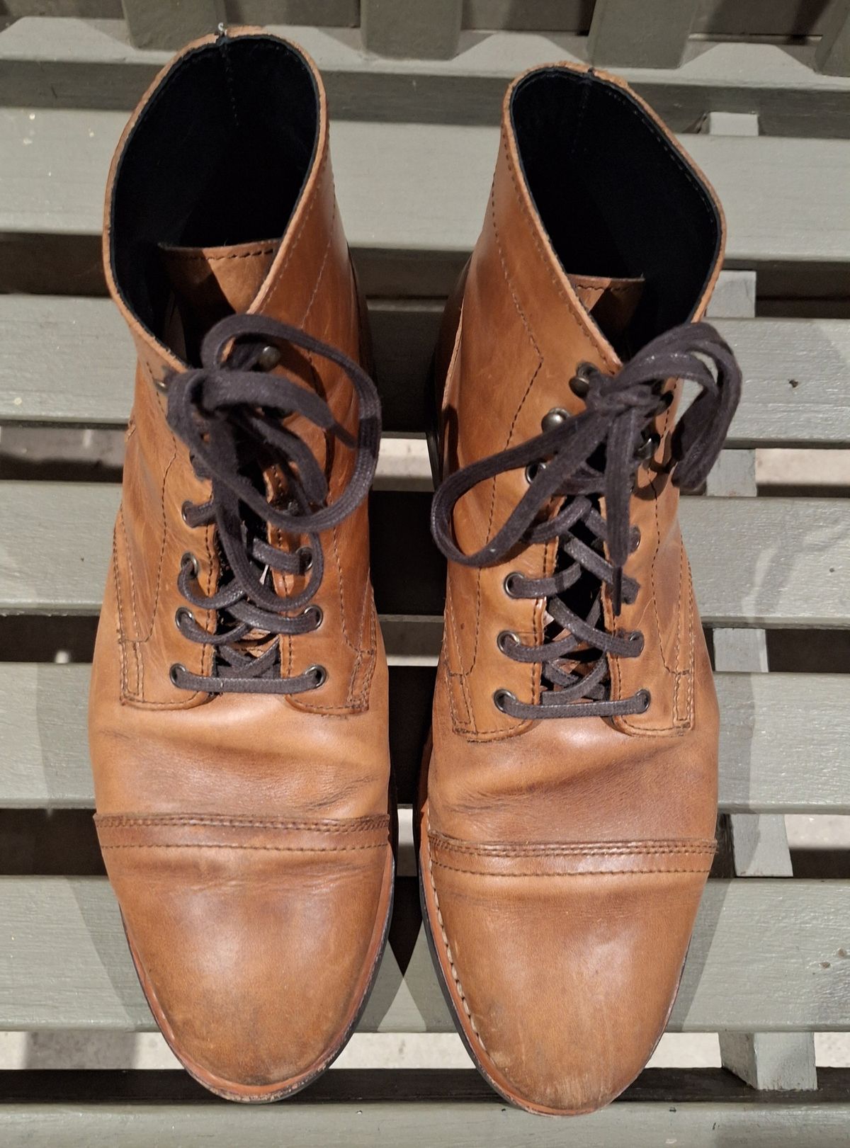 Photo by brypadilla on February 6, 2025 of the Thursday Captain in Horween Natural Chromexcel.